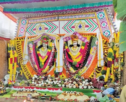 சிறப்பு அலங்காரத்தில் சுவாமி.