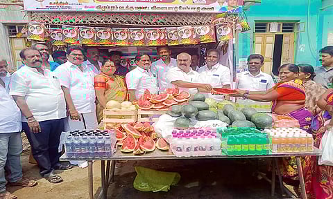 நீர் மோர் பந்தலை அமைச்சர் செஞ்சி மஸ்தான் திறந்து வைத்து பொதுமக்களுக்கு தர்பூசணி பழங்களை வழங்கினார்.