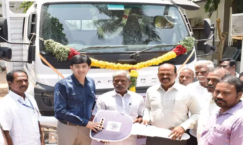 கூட்டுறவு துறைக்கு புதியதாக வாங்கப்பட்ட வாகனங்களின் சாவிகளை கூடுதல் தலைமைச் செயலாளர் டாக்டர். ராதாகிருஷ்ணன் வழங்கியபோது எடுத்தபடம்.&nbsp;&nbsp;