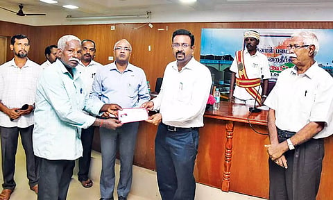 கூட்டத்தில் பயனாளிகளுக்கு நலத்திட்ட உதவிகளை கலெக்டர் தினேஷ் பொன்ராஜ் ஆலிவர் வழங்கினார்.