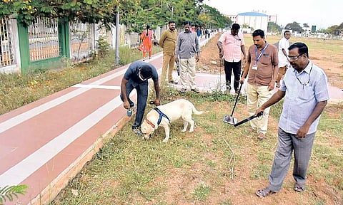 மோப்பநாய் உதவியுடன் வெடிகுண்டு நிபுணர்கள் மற்றும் போலீசார்சோதனை செய்வதை படத்தில் காணலாம்.