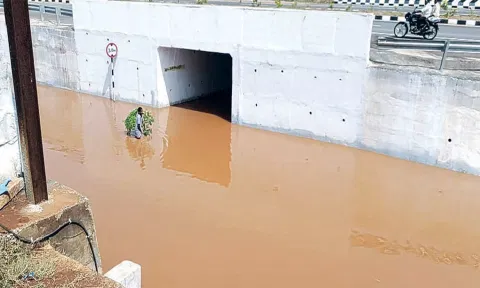  சுரங்கப்பாதையில் மழை நீர் தேங்கி நிற்பதை காணலாம்.