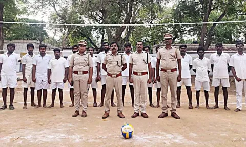 கைதிகளுடன் கைப்பந்து விளையாடிய போலீசார்