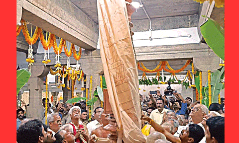 புதுப்பாளையம் மாரியம்மன் கோவில் பூக்குழி திருவிழா இன்று கொடியேற்றத்துடன் தொடங்கியது.