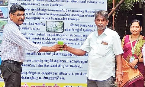 வி.கே.புரம் உதவி செயற்பொறியாளர் ராமகிளி, பொதுமக்களுக்கு நீர் மோர் வழங்கிய காட்சி.