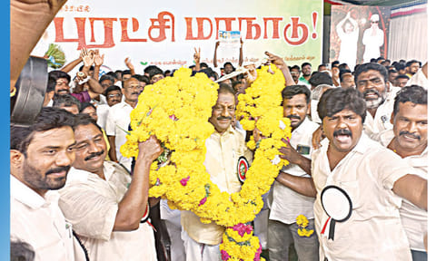ஓ.பன்னீர்செல்வத்துக்கு ஆளுயர மாலை அணிவித்த மதுரை நிர்வாகிகள்