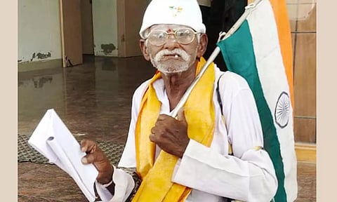 'நாட்டையே மீட்டு தந்த எங்களுக்கு ஒரு வீடு தந்தா குறைஞ்சா போவீங்க...' வேடசந்தூர் தாலுகா அலுவலகத்தில் போராடிய தியாகியின் பரிதாபம்