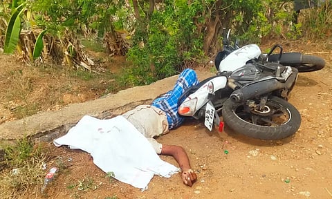 பிணமாக கிடக்கும் மாரிமுத்து.