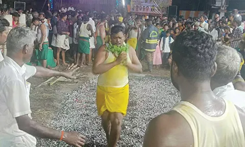 தீமிதித்து நேர்த்திக்கடன் செலுத்திய பக்தர்க