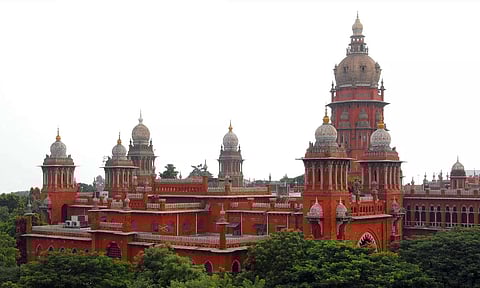 அரசு பள்ளிகளில் பராமரிப்பு, பாதுகாப்பு பணியில் தமிழ் தெரிந்தவர்களை நியமிப்பது குறித்து பரிசீலிக்க வேண்டும்- ஐகோர்ட் உத்தரவு