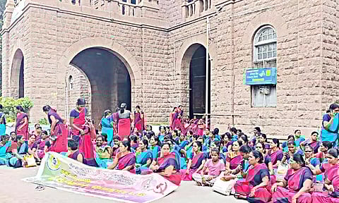 மதுரை கலெக்டர் அலுவலகத்தில் அங்கன்வாடி ஊழியர்கள் விடிய விடிய போராட்டம்