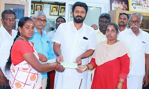 பாகூர் தொகுதி சுய உதவி குழுக்களுக்கு சுய தொழில் தொடங்க கடனுதவியை செந்தில்குமார் எம்.எல்.ஏ வழங்கிய காட்சி.