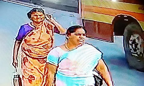 சிசிடிவி காமிராவில் பதிவான காட்சியில் மூதாட்டி மாசிலாமணிவுடன் செல்லும் மர்ம பெண்.