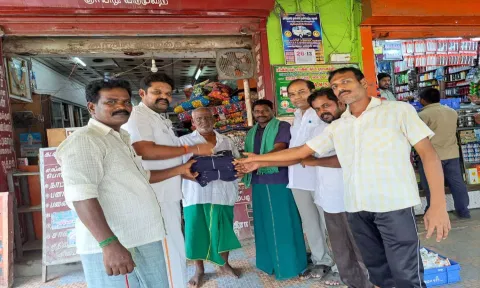&nbsp;பாரதிய ஜனதா கட்சி பொது செயலாளர் ஜீவா வினோத்குமார் கலந்து கொண்டு சுமை தூக்குவோர் சங்கத் தலைவரிடம் சீருடைகளை வழங்கினார்.