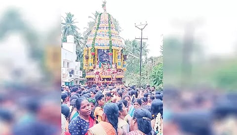 தேரை பக்தர்கள் வடம் பிடித்து இழுத்துச் சென்ற காட்சி.&nbsp;