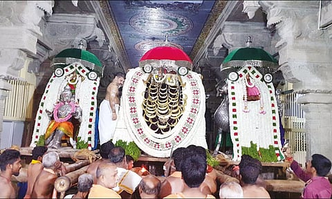 சுசீந்திரம் தாணுமாலயசாமி கோவிலில் சாமி வீதி உலா