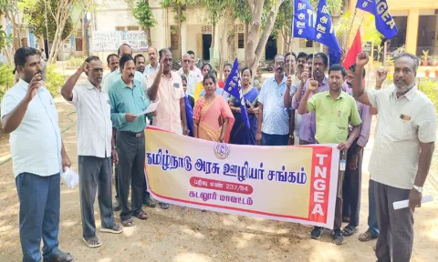கடலூர் அரசு தொழிற்பயிற்சி நிலையம் முன்பு தமிழ்நாடு அரசு ஊழியர் சங்கம் சார்பில் ஆர்ப்பாட்டம் நடைபெற்ற போது எடுத்த படம்.