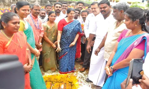 அடிக்கல் நாட்டுவிழாவை கனிமொழி எம்.பி. தொடங்கி வைத்தகாட்சி. அருகில் கலெக்டர் ரவிச்சந்திரன், ராஜா எம்.எல்.ஏ., உள்பட பலர் உள்ளனர்.
