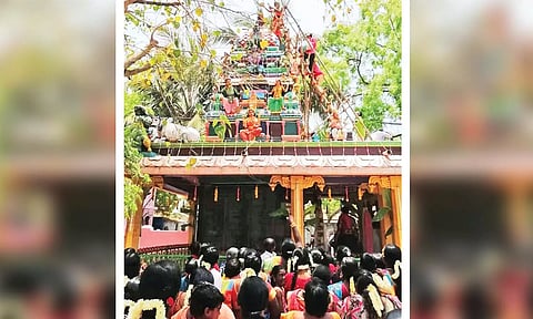 சுந்தர விநாயகர் கோபுர கலசத்திற்கு புனித நீர் ஊற்றி அபிஷேகம் நடைபெற்ற காட்சி.