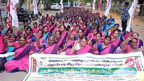 தருமபுரி கலெக்டர் அலுவலகம் அருகே போராட்டத்தில் ஈடுபட்டவர்களை படத்தில் காணலாம்.