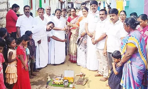 வளர்ச்சி திட்ட பணிகளுக்கான பூமிபூஜையை திருப்பூர் வடக்கு தொகுதி கே.என்.விஜயகுமார் எம்.எல்.ஏ. கலந்து கொண்டு பணியை தொடங்கி வைத்த காட்சி.