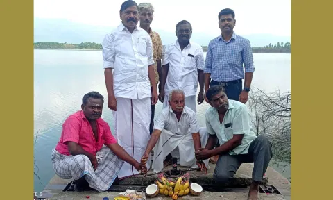அந்தியூர் பெரிய ஏரியில் இருந்து ஆயக்காட்டு பாசனத்திற்காக ஏ.ஜி.வெங்கடாசலம் எம்.எல்.ஏ. தண்ணீர் திறந்து வைத்த போது எடுத்த படம்.