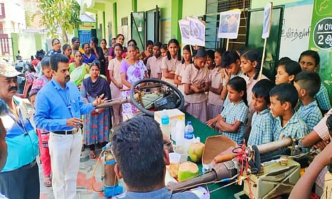 கொசுக்கள் உற்பத்தியாகும் பொருட்களை காட்சி படுத்தி மாணவர்களுக்கு விழிப்புணர்வு ஏற்படுத்தப்பட்டது.