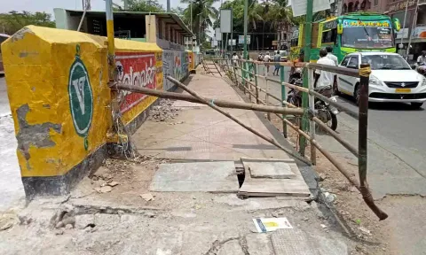 அடித்தளம் மற்றும் பக்கவாட்டு கைப்பிடி சேதம் அடைந்ததை படத்தில் காணலாம்.