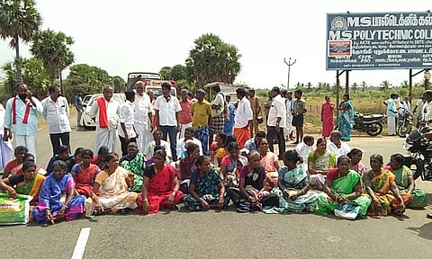 அறந்தாங்கி அருகே குடியிருப்பு பகுதியில் செல்போன் கோபுரம் அமைக்கும் பணி நிறுத்தம்