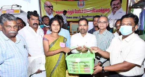 திருவேகம்பத்தூர் கிராமத்தில் நடந்த மக்கள் தொடர்பு முகாமில் கலெக்டர் மதுசூதன் ரெட்டி கர்ப்பிணி பெண்களுக்கு மருத்துவ பெட்டகத்தை வழங்கினார்.&nbsp;