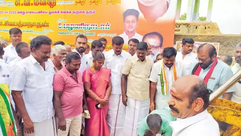 சாலைபணிகளை  தி.மு.க. மாவட்ட செயலாளர் சிவபத்மநாதன், பழனிநாடார் எம்.எல்.ஏ. ஆகியோர் தொடங்கி வைத்த காட்சி.

