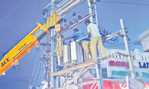 மின் மாற்றி மாற்றும் பணி நடந்தது.