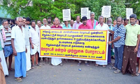 சிறுக்கழஞ்சி ஊராட்சி மன்ற அலுவலகத்தினை முற்றிகையிட்டு போராட்டத்தில் ஈடுபட்ட பொதுமக்கள்.