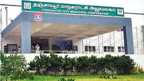 பேசுவதற்கு அனுமதி மறுத்ததை கண்டித்து அ.தி.மு.க, அ.ம.மு.க- பா.ஜ.க கவுன்சிலர்கள் உள்ளிருப்பு போராட்டம்
