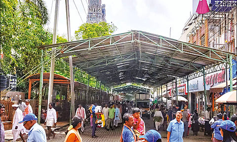 பக்தர்கள் அமர்ந்து பார்க்கும் வகையில் பிரமாண்ட பந்தல் அமைக்கப்பட்டுள்ளதை படத்தில் காணலாம்.