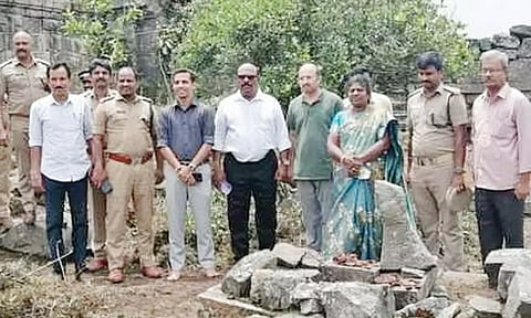 கோவில் வளாகத்தில் ஆய்வு செய்த தமிழக-கேரள அதிகாரிகள்.