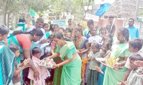 அரசு பள்ளியில் மாணவர் சேர்க்கைக்கு சீர்வரிசைகளுடன் சென்று ஆசிரியர்கள் அழைத்தனர்.
