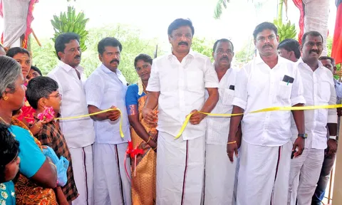 புதிய பஞ்சாயத்து அலுவலக கட்டிடத்தை அப்துல் வகாப் எம்.எல்.ஏ. திறந்து வைத்தகாட்சி.&nbsp;