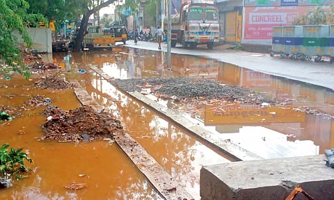 மேலப்பாளையம்-ரெட்டியார்பட்டி சாலையில் தேங்கி கிடக்கும் மழைநீர்.