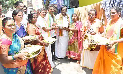 பிரதமர் மோடியின் 100வது மனதின் குரல் நிகழ்ச்சி- வீடு, வீடாக சென்று தாம்பூலதட்டுடன் அழைப்பிதழ் கொடுத்தனர்