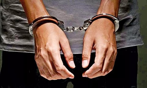 லாட்டரி சீட்டு எண்களை துண்டு சீட்டில் எழுதி கொடுத்து விற்ற முதியவர் கைது