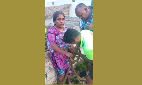 கிணற்றில் தவறி விழுந்த மல்லிகாவை தீயணைப்பு வீரர்கள் கயிறு கட்டி மீட்ட காட்சி.