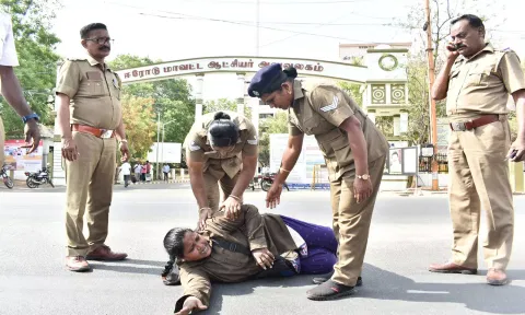 தனது மகனை மீட்டு தர கோரி கலெக்டர் அலுவலகம் முன்பு தர்ணா போராட்டம் நடத்திய பெண்.