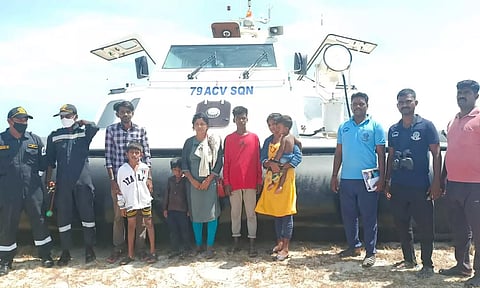 மீட்கப்பட்ட 7 பேரையும் படத்தில் காணலாம்.