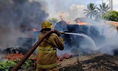 &nbsp; தண்ணீரை பீய்ச்சியடித்து  தீயை அணைக்கும் தீயணைப்பு வீரர்கள்.
