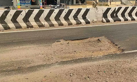 வெள்ளகோவில் பஸ் நிலைய ரோட்டில் பள்ளம்  ஏற்பட்டு இருப்பதை படத்தில் காணலாம்.