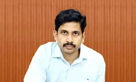 கலெக்டர் வீனித்.