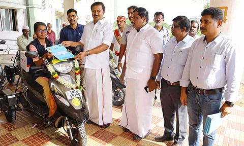 விலையில்லா பெட்ரோல் ஸ்கூட்டர்களை  அமைச்சர் மு.பெ.சாமிநாதன்   வழங்கிய காட்சி.