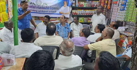 விக்கிரவாண்டியில் வர்த்தகர் சங்க கூட்டம் தலைவர் ராஜபாண்டியன் தலைமையில் நடந்தது. அருகில் அமைப்பாளர் தனசேகரன்.