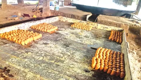 ஆலையில் உருண்டை வெல்லம் தயாரித்து வைக்கப்பட்டிருந்த காட்சி.&nbsp;&nbsp;